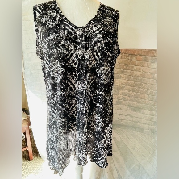 Only 9 Sz 1X. Sleeveless black and white asymmetric blouse with sequins.Concert? - Picture 1 of 7